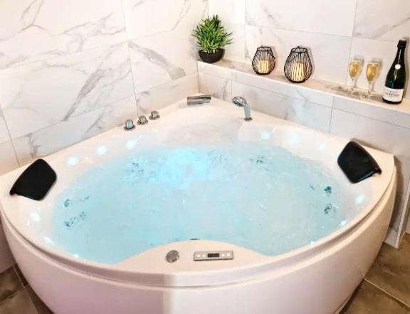 Majord'Home Spa 4*-L'Elegance-Balneo Vieille Ville Анси Экстерьер фото